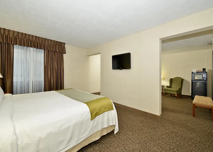Hotel Ramada By Wyndham Waukegan/great Lakes