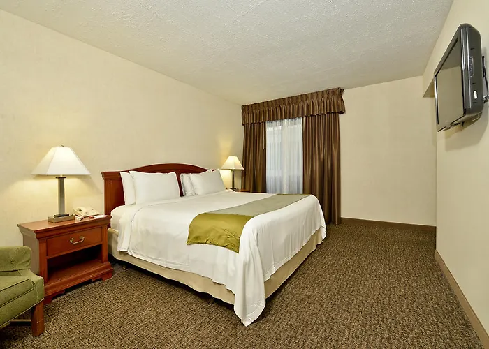 Ramada By Wyndham Waukegan/great Lakes Hotel