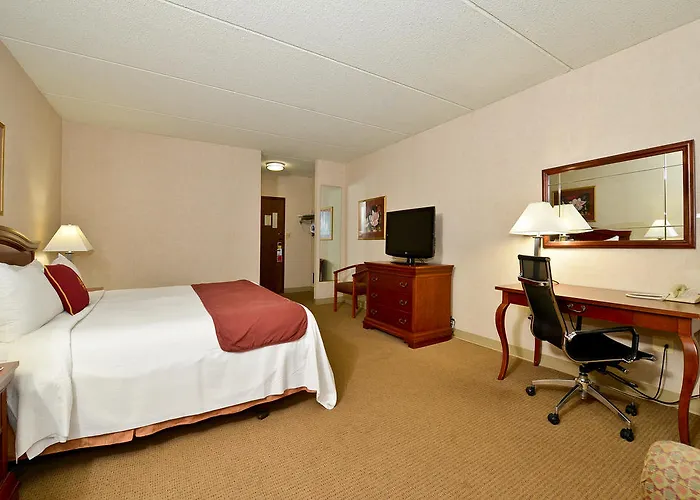 Hotel Ramada By Wyndham Waukegan/great Lakes