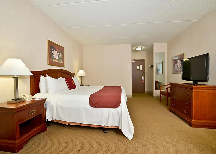 Hotel Ramada By Wyndham Waukegan/great Lakes 3*
