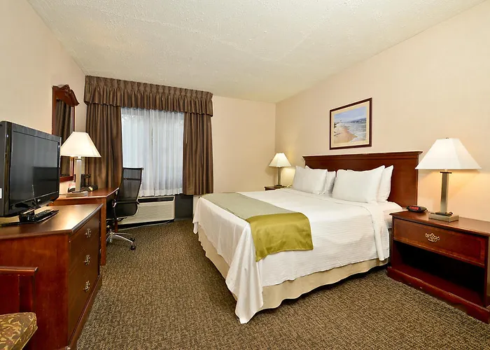 Ramada By Wyndham Waukegan/great Lakes Hotel