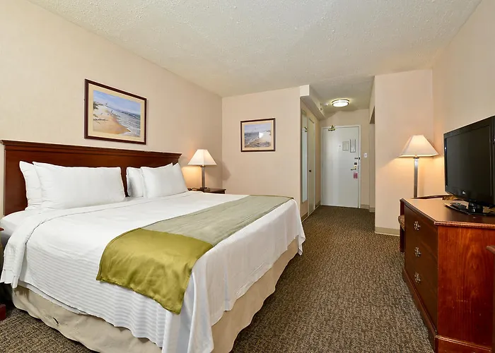 Ramada By Wyndham Waukegan/great Lakes