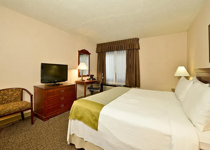 Ramada By Wyndham Waukegan/great Lakes Hotel 3*