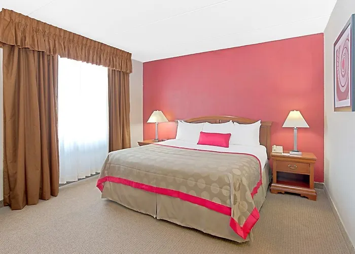 Ramada By Wyndham Waukegan/great Lakes Waukegan