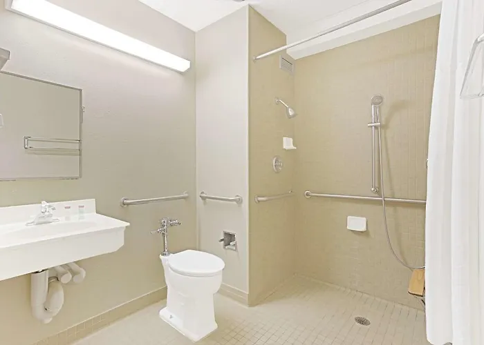 Hotel Ramada By Wyndham Waukegan/great Lakes Waukegan