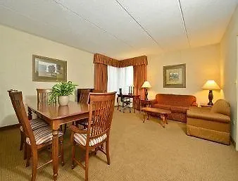 Ramada By Wyndham Waukegan/great Lakes 3*