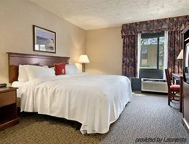 Ramada By Wyndham Waukegan/great Lakes Hotel 3*