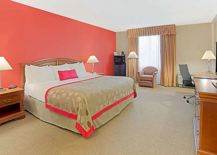 Hotel Ramada By Wyndham Waukegan/great Lakes 3*