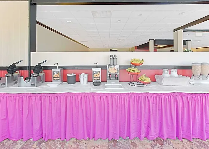 Ramada By Wyndham Waukegan/great Lakes 3* Waukegan