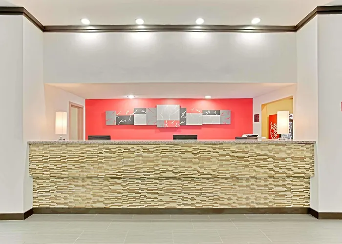 Ramada By Wyndham Waukegan/great Lakes Hotel 3*