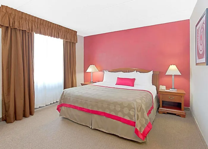 Ramada By Wyndham Waukegan/great Lakes Hotel 3*