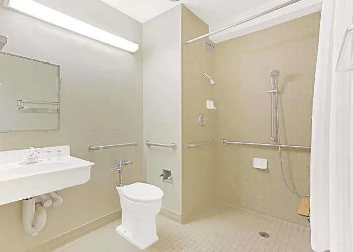 Hotel Ramada By Wyndham Waukegan/great Lakes Waukegan