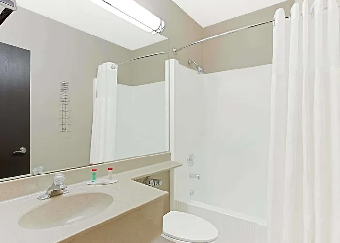 Ramada By Wyndham Waukegan/great Lakes 3*