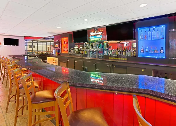 Hotel Ramada By Wyndham Waukegan/great Lakes