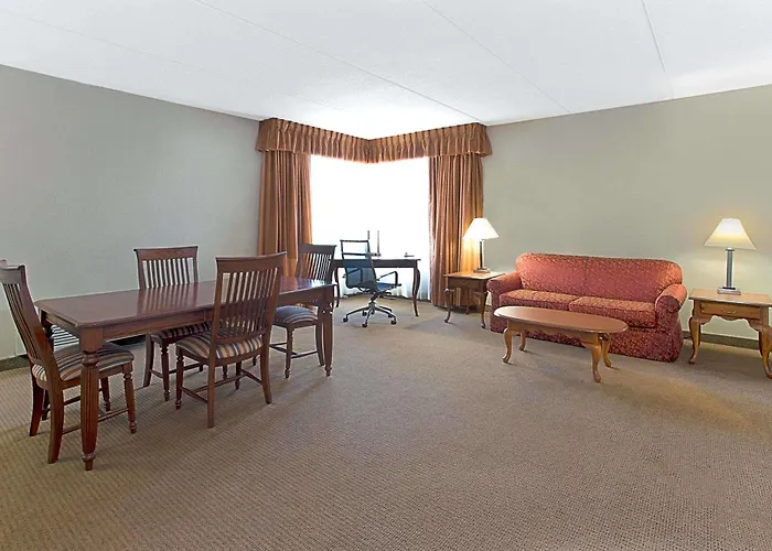 Hotel Ramada By Wyndham Waukegan/great Lakes 3*