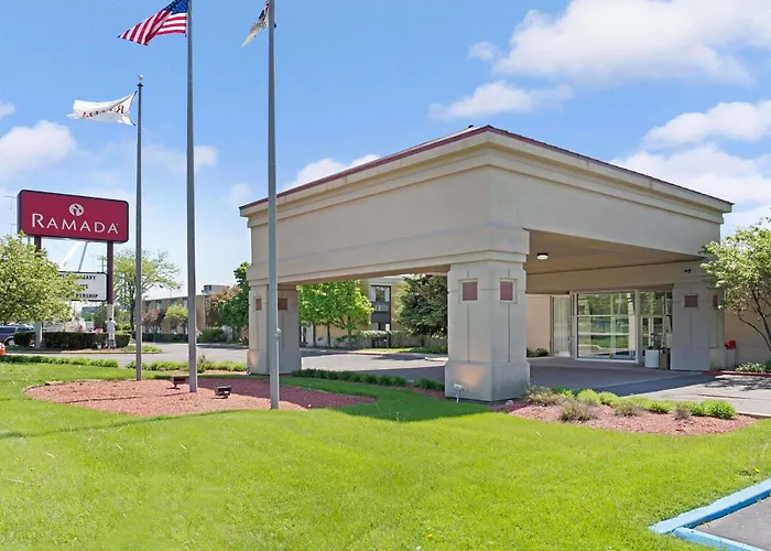 Ramada By Wyndham Waukegan/great Lakes Hotel 3*