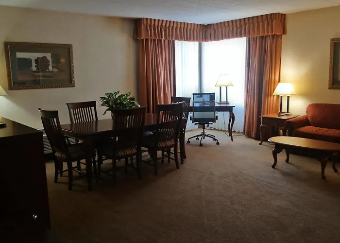 Ramada By Wyndham Waukegan/great Lakes Hotel
