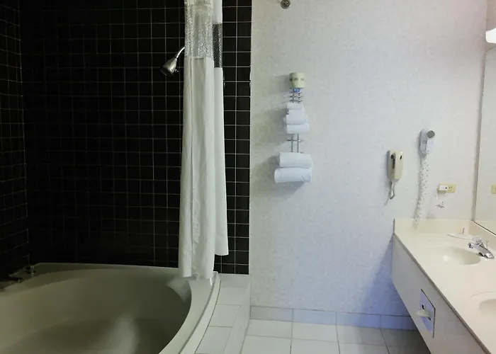 Ramada By Wyndham Waukegan/great Lakes Hotel Waukegan
