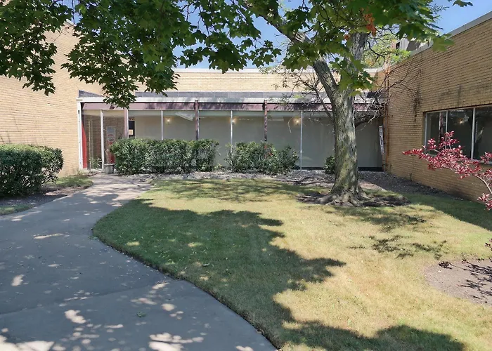 Ramada By Wyndham Waukegan/great Lakes