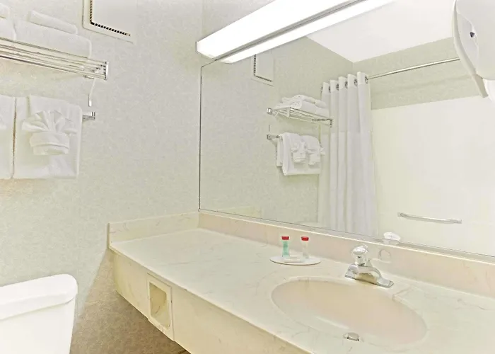 Ramada By Wyndham Waukegan/great Lakes 3*