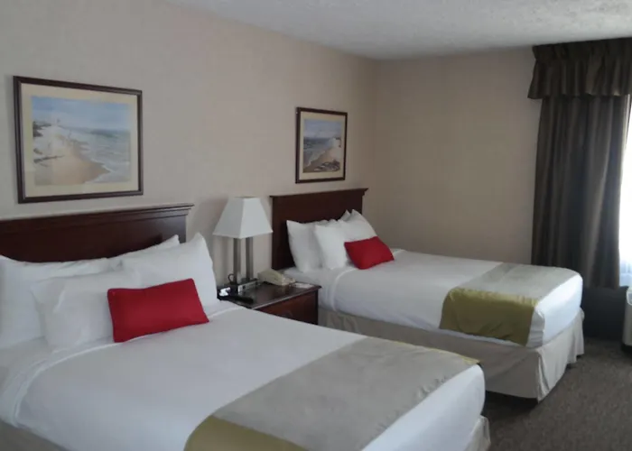 Ramada By Wyndham Waukegan/great Lakes Hotel 3*