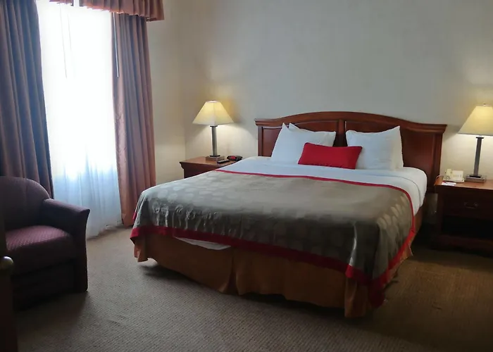 Ramada By Wyndham Waukegan/great Lakes Hotel 3*