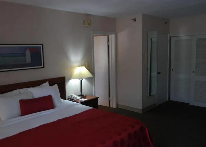 Ramada By Wyndham Waukegan/great Lakes