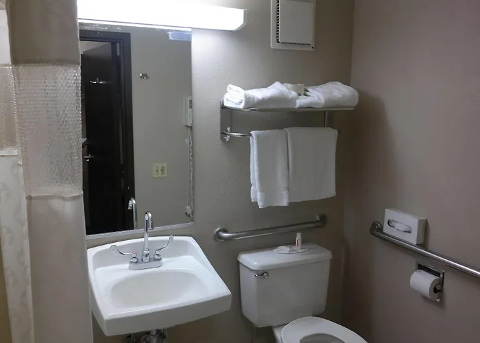 Ramada By Wyndham Waukegan/great Lakes 3*