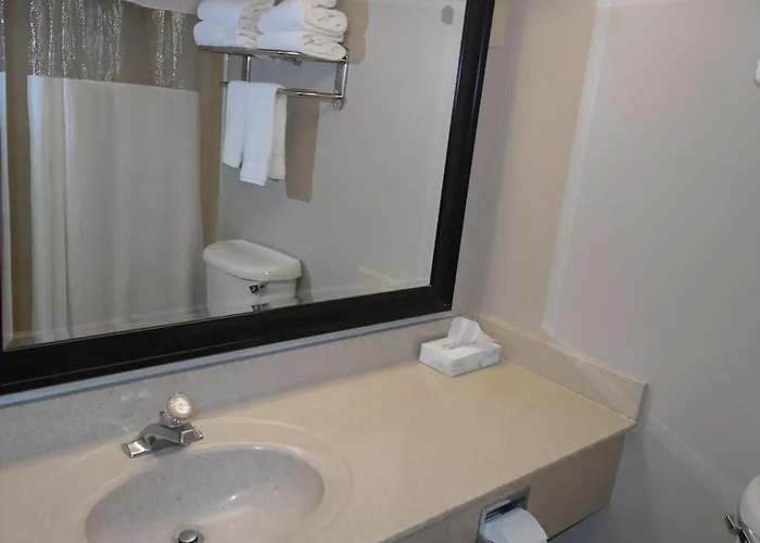 Ramada By Wyndham Waukegan/great Lakes