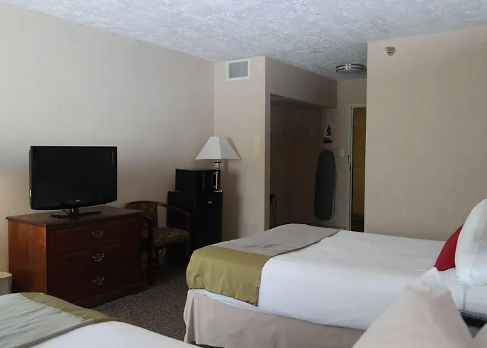 Ramada By Wyndham Waukegan/great Lakes Hotel 3*
