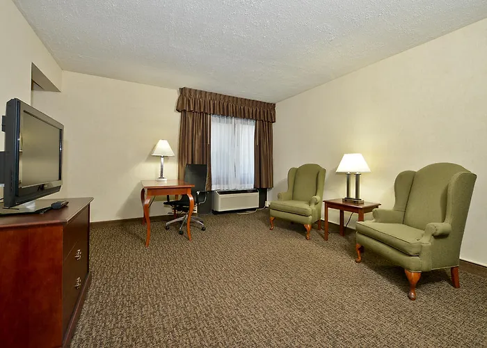 Ramada By Wyndham Waukegan/great Lakes Hotel 3*